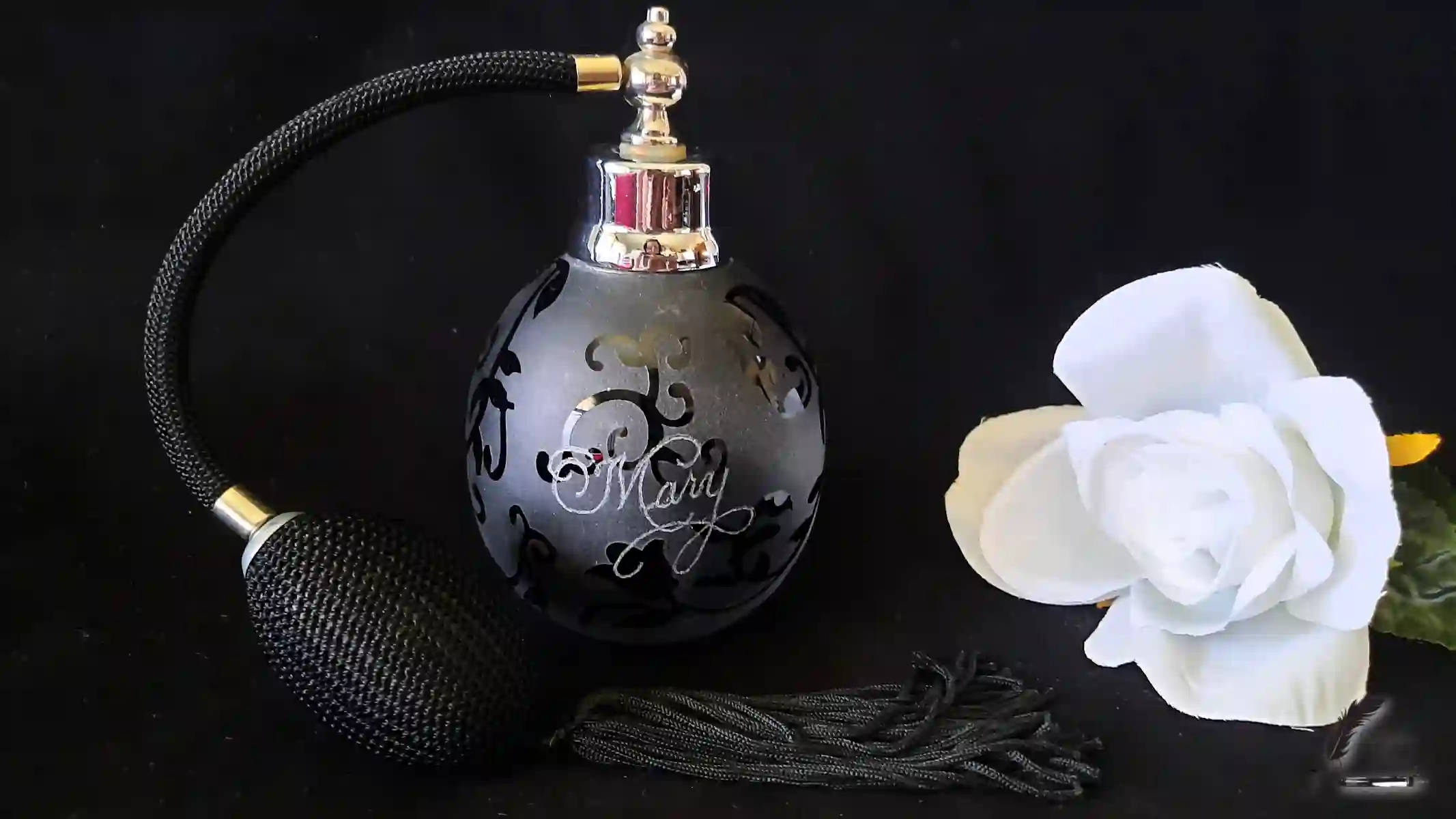 Customized Frosted Glass Atomizer Engraving Customized engraved frosted glass atomizer with personalized design